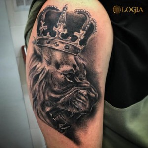 tatuaje-hombro-reyleon-logia-barcelona-Annie-Blesok 